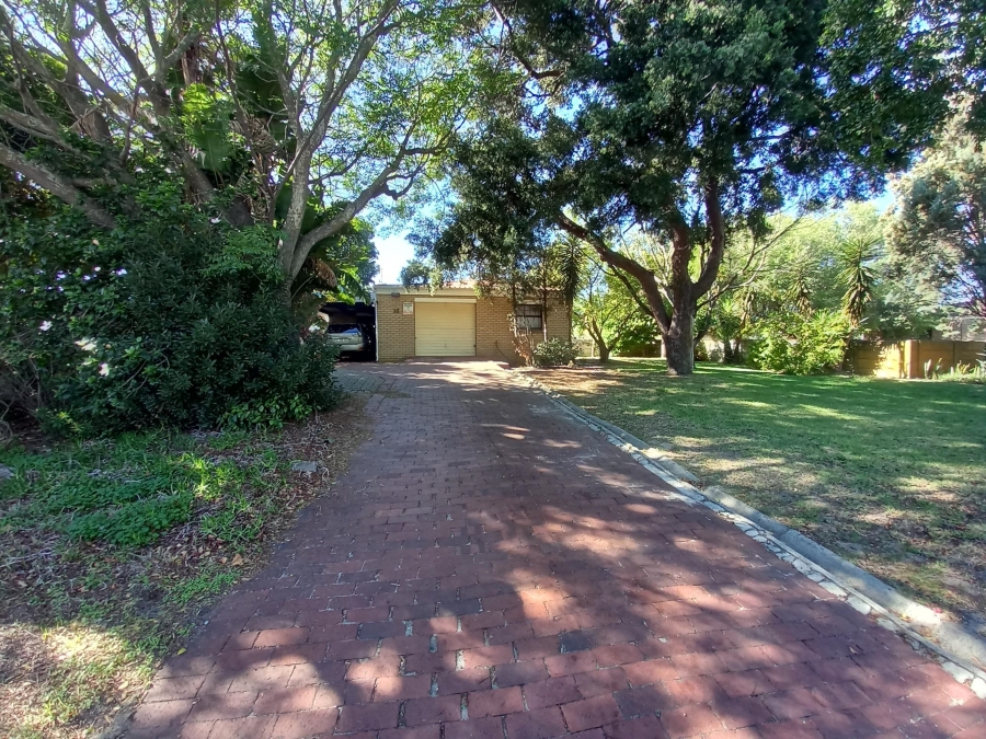 To Let 4 Bedroom Property for Rent in Rouxville Western Cape